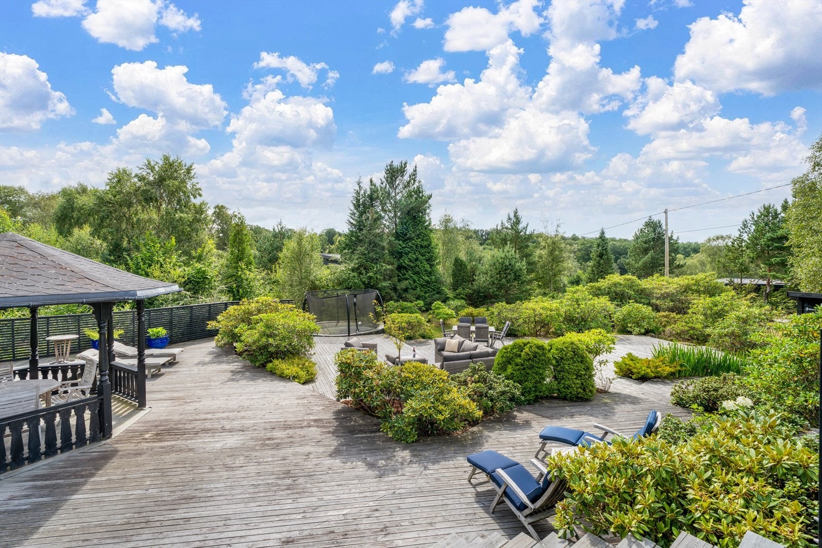 På plenen kan hele familien samles til hyggelige aktiviteter som krokket eller kubb, noe som gjør uteområdet til en glede for både store og små Galleribilde