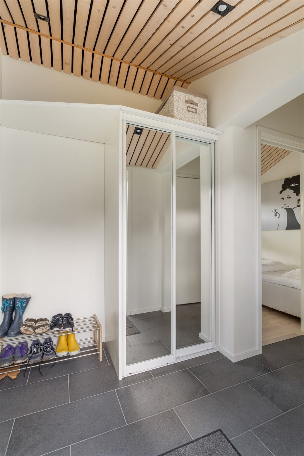 Første skrittene inn i hytta - Innbydende førsteinntrykk: En innbydende sone som ønsker deg og gjestene varmt velkommen! Gulvvarme som gjør det ekstra behagelighet på kalde dager Galleribilde