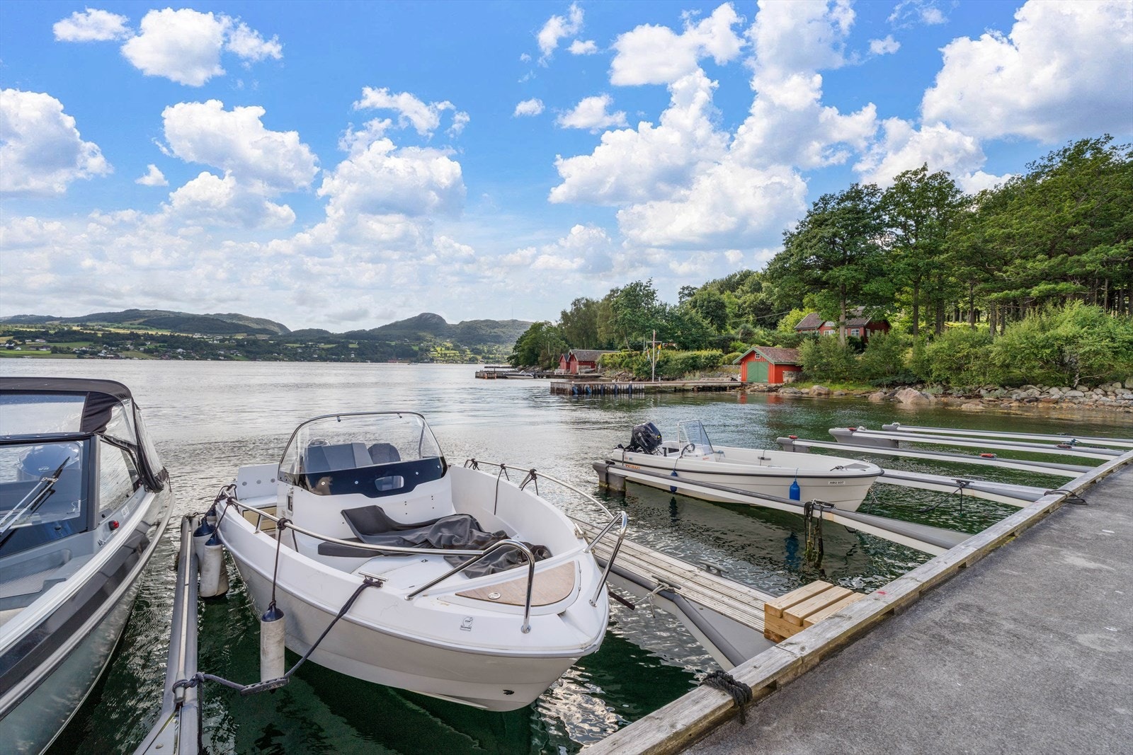 2 båtplasser - En sjelden luksus: Begge båtplassene er 3 meter brede med lysåpning på ca. 2,65 meter. De er utstyrt med både gangbro og bom for sikker oppankring Galleribilde