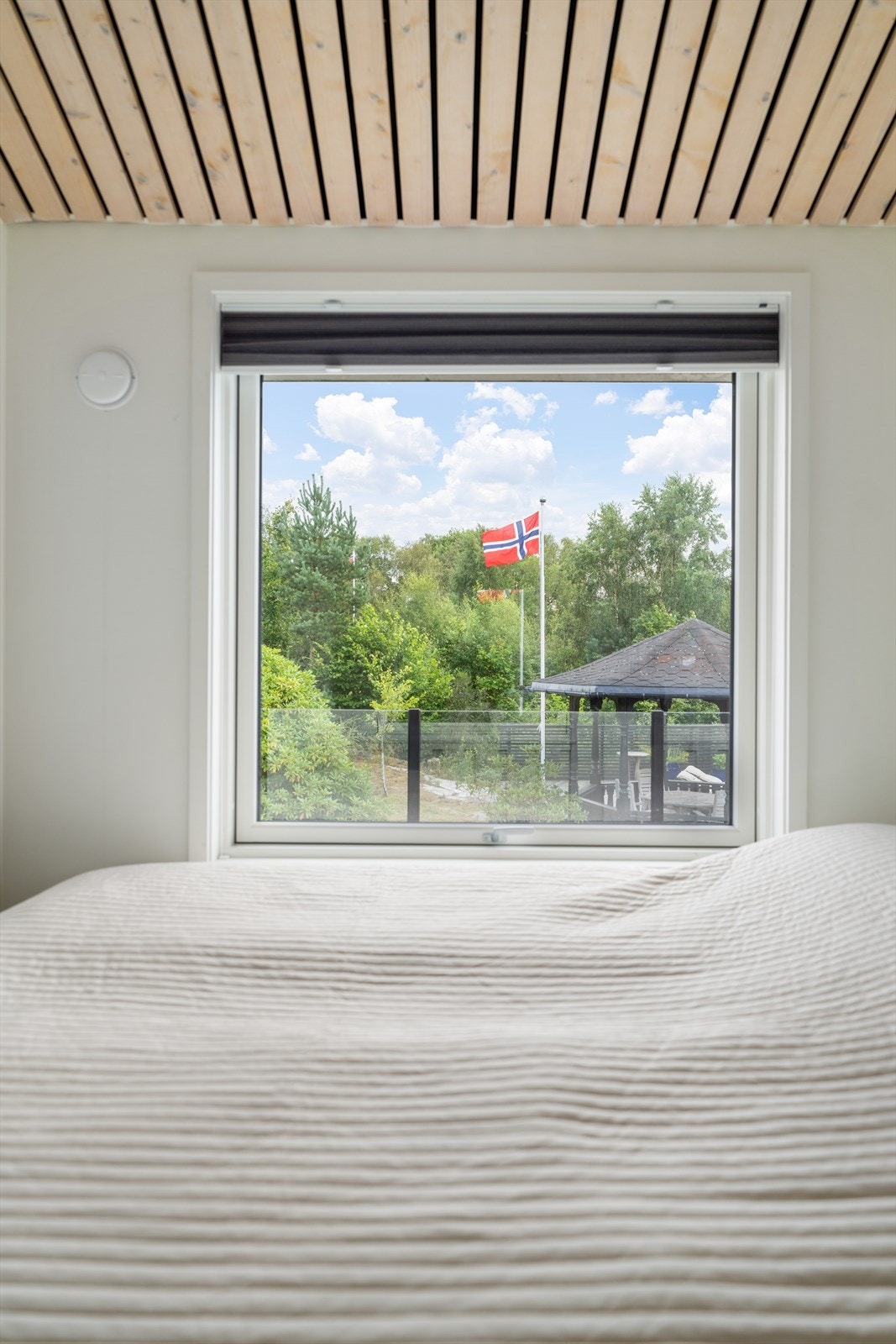 Gjennom det store vinduet strømmer naturlig lys inn, samtidig som du kan nyte en fantastisk utsikt mot den vakre hagen Galleribilde