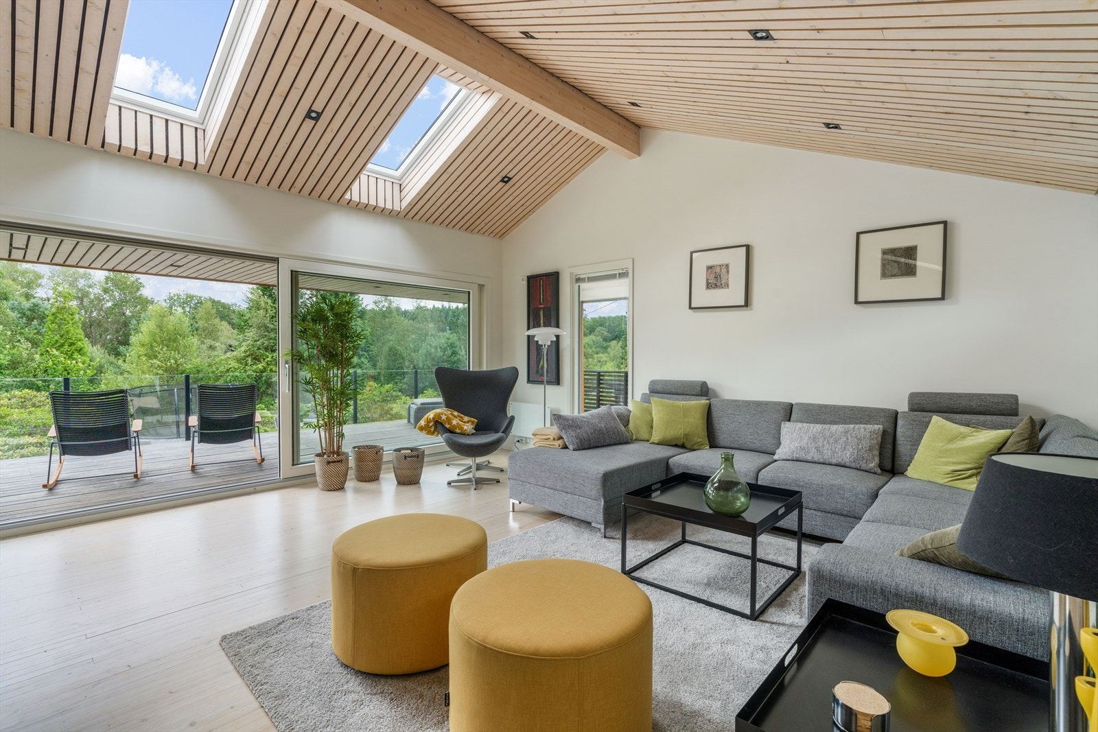 Drømmestuen - En perfekt kombinasjon av design og komfort: Stuen er et imponerende rom som oser av stil og kvalitet Galleribilde