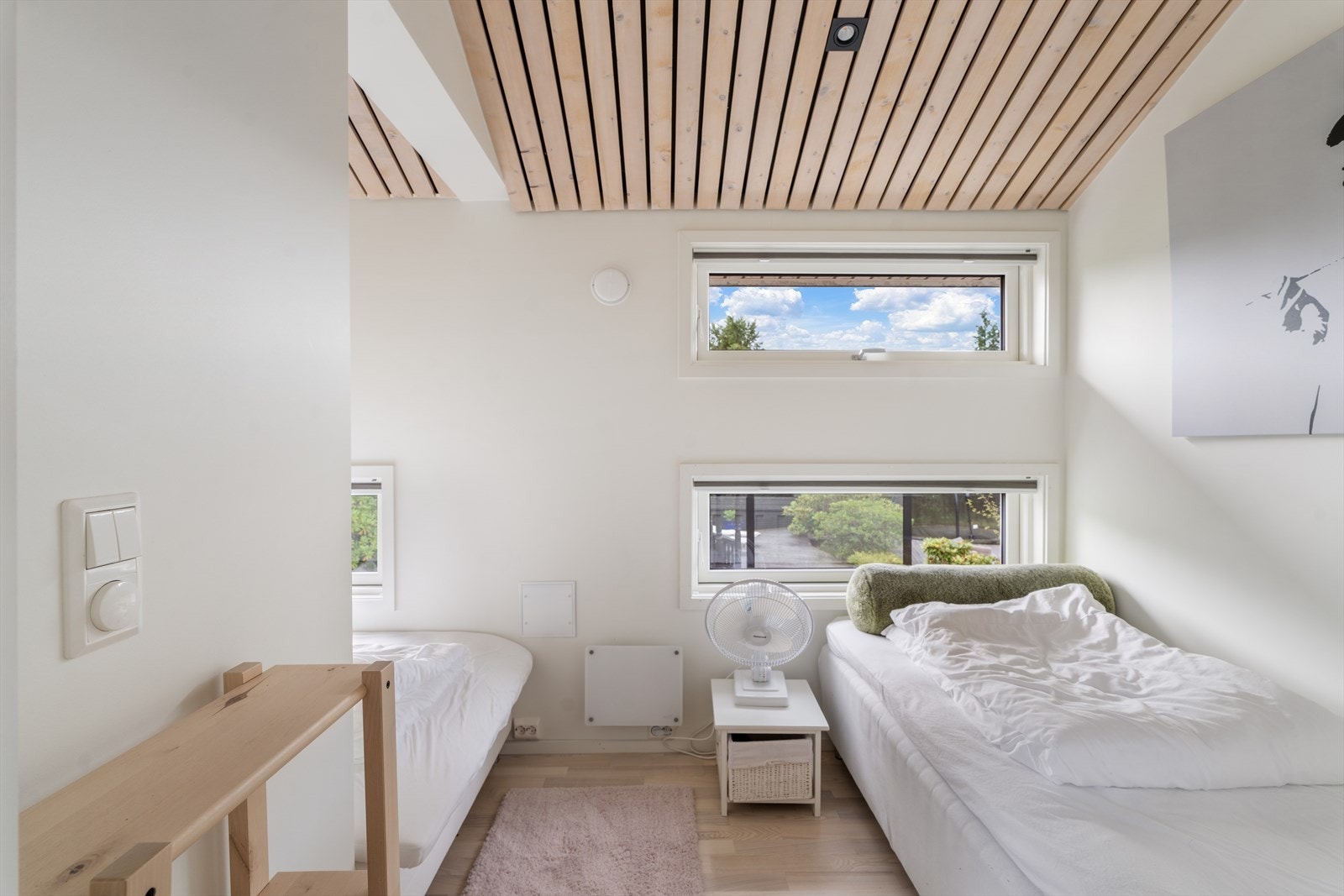 Soverom nr. 2 med praktisk løsning: Det er romslig og smart utformet med to separate soner, noe som gjør det enkelt å tilpasse til to soverom dersom det er behov for en tredje soveplass Galleribilde