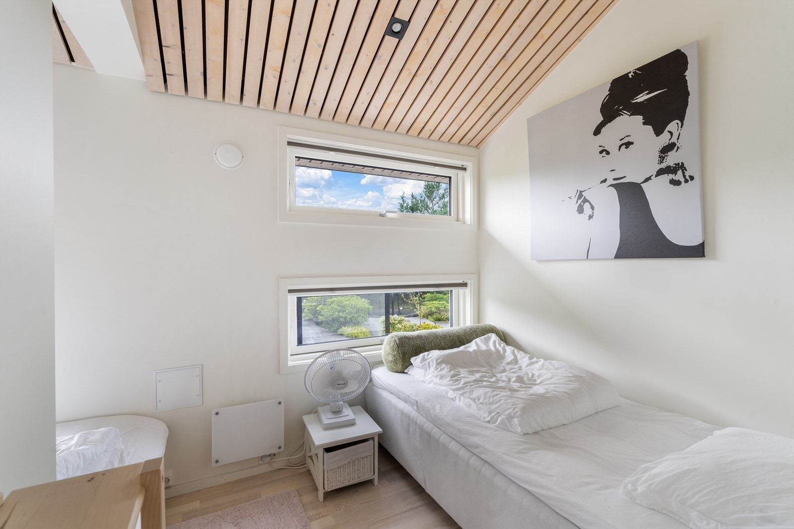 De tidsriktige fargene sammen med spotter og spilepanel i taket skaper en lun og moderne atmosfære Galleribilde