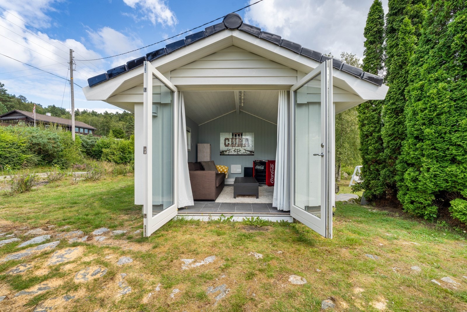 Taket på annekset og hytten er tekket med hollandsk glassert teglstein, en tidløs og kvalitetsmessig løsning som både gir holdbarhet og estetisk sjarm Galleribilde