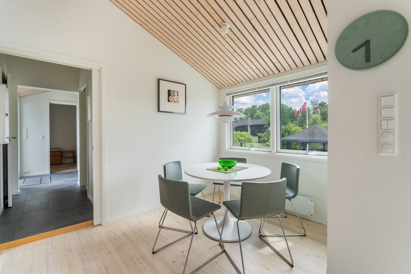 Lys og trivelig spisestue med store vinduer som gir utsikt til frodige omgivelser Galleribilde