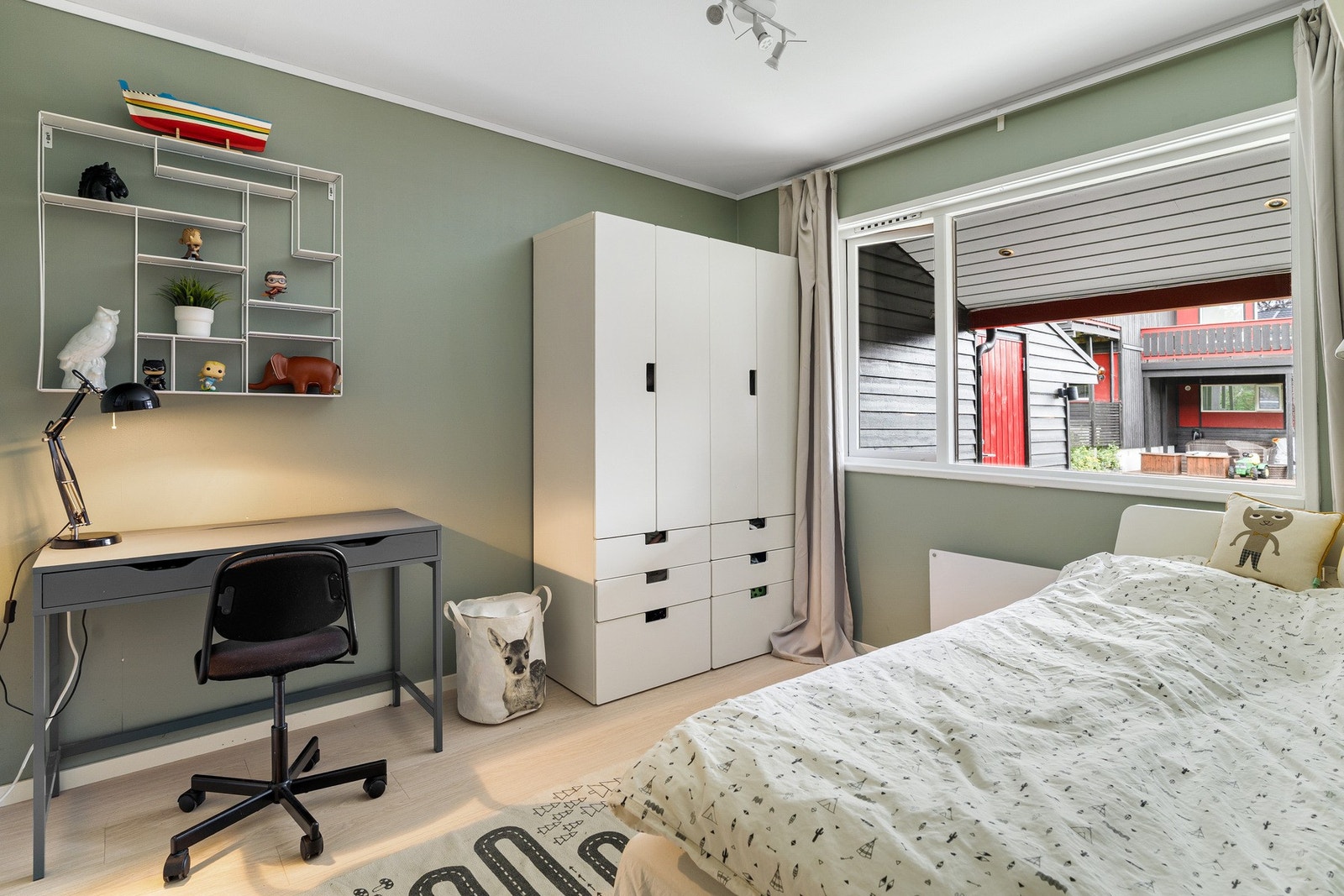 Soverom på 8,5 kvm. God plass til garderobeløsning og skrivepult. Galleribilde