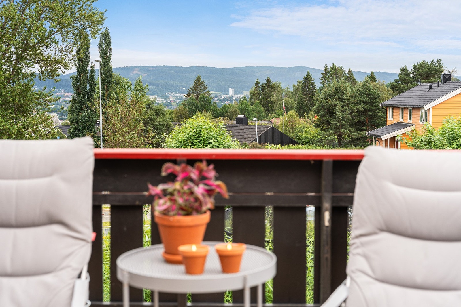 Det er godt tilbud av kollektivtilbud, Metrobussen stopper 2 min fra entréen. Galleribilde