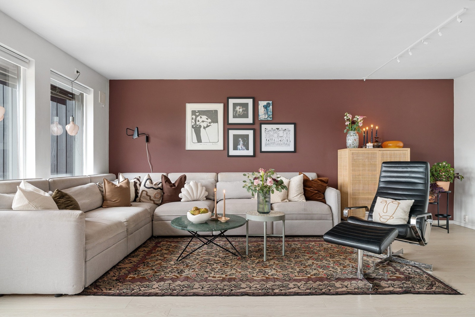 Behagelige farger gjør stuen lett å innrede. Galleribilde