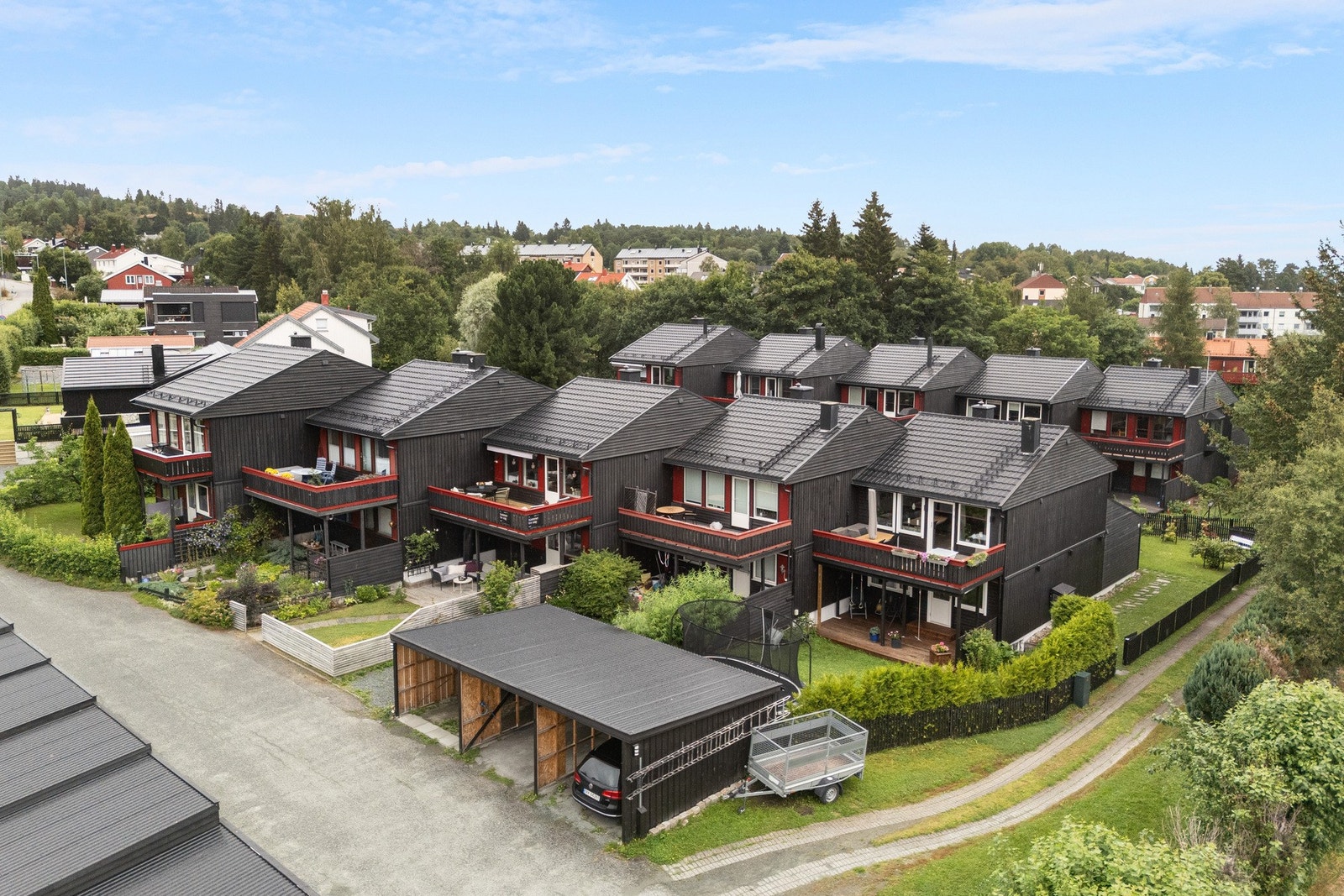 Velholdt og familievennlig med kort vei til skoler, barnehager, dagligvare og Metrobuss. Galleribilde