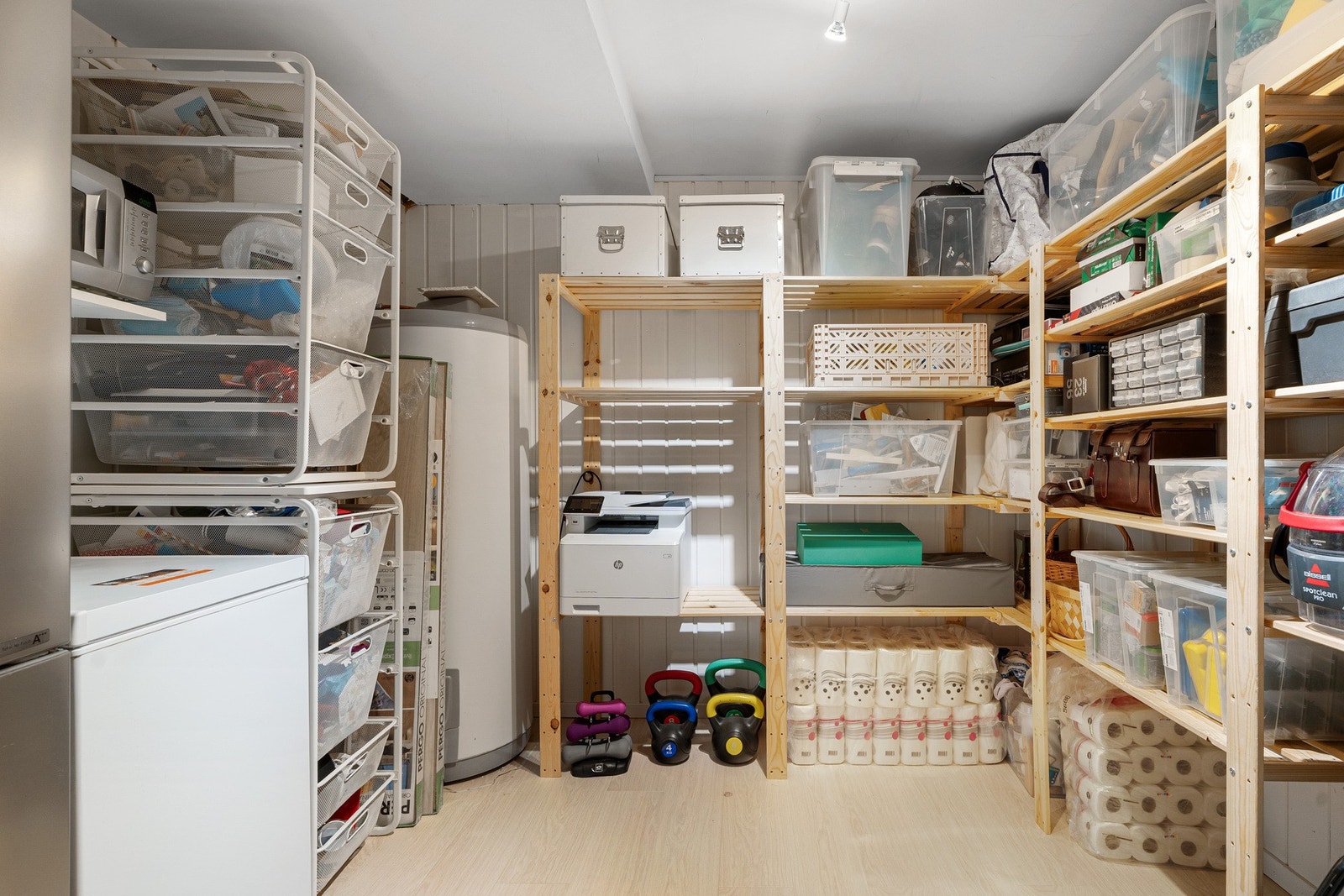 Bod med god plass til oppbevaring. 7 kvm. Galleribilde