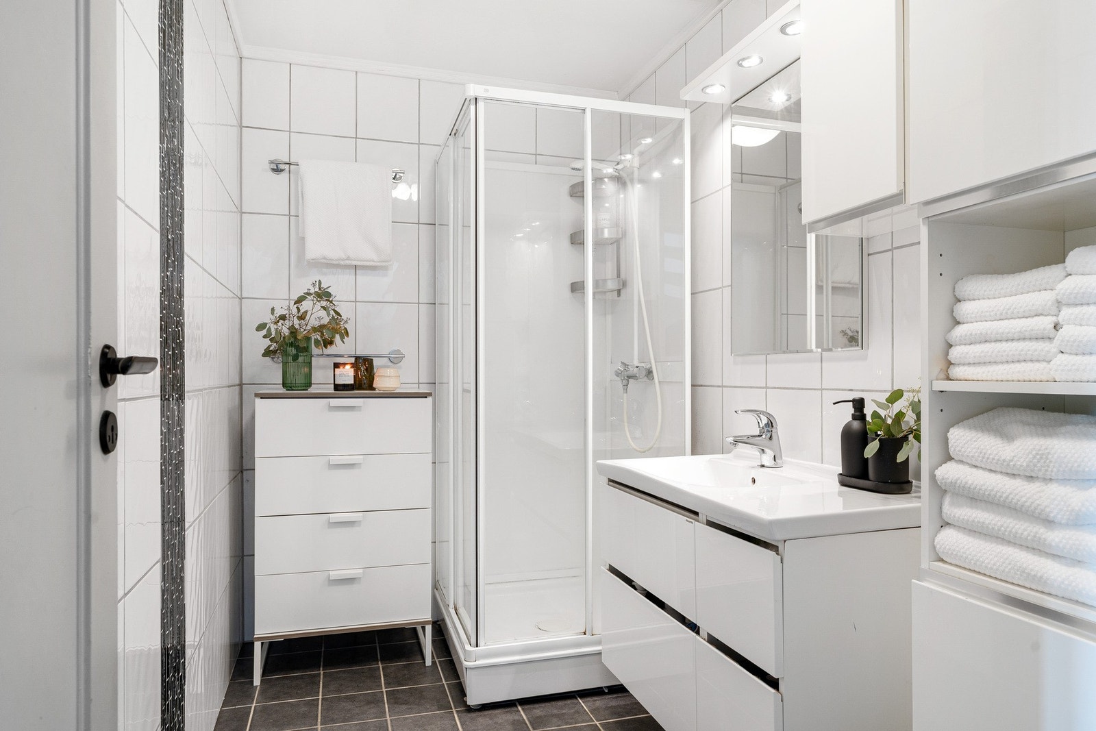 Bad med dusjkabinett, servant og god skapplass. Galleribilde