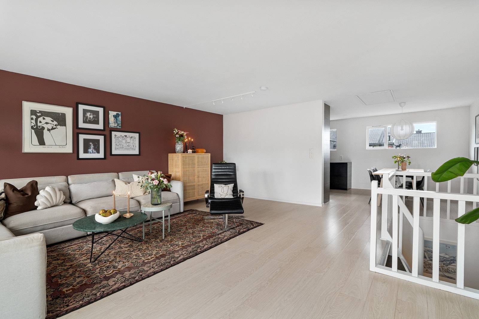 Kjøkkenet er delvis adskilt fra stuen. Galleribilde