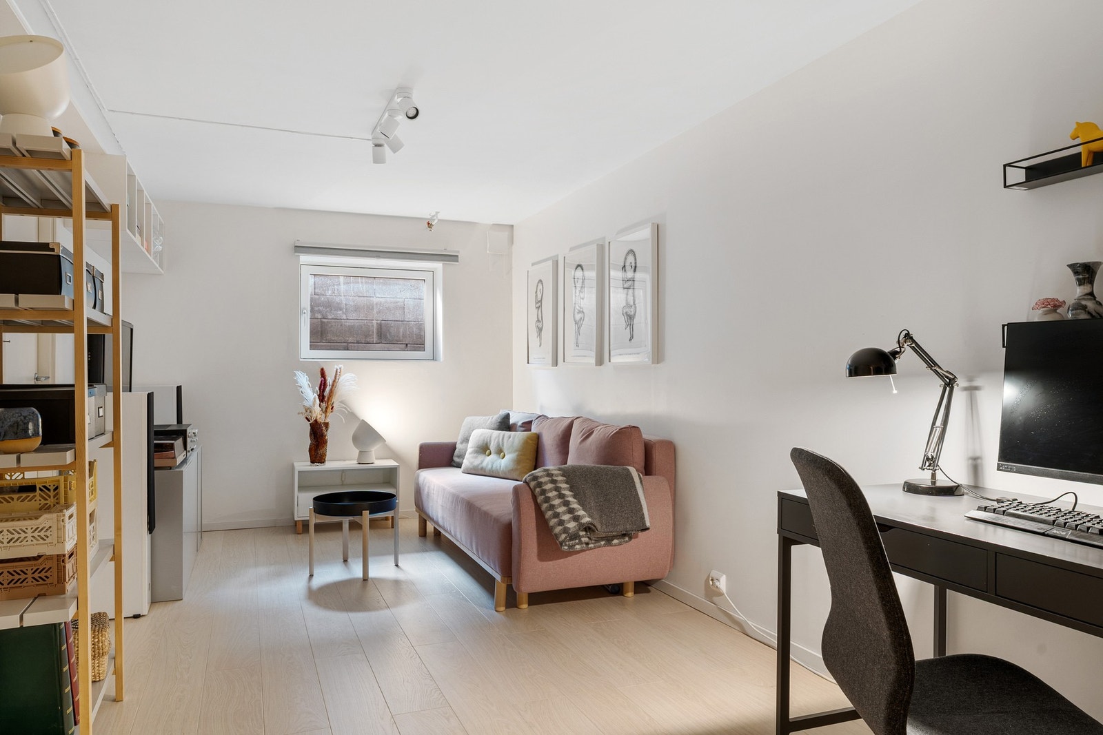 Nede i kjelleretasjen finner man soverom, kjellerstue og to boder. Galleribilde