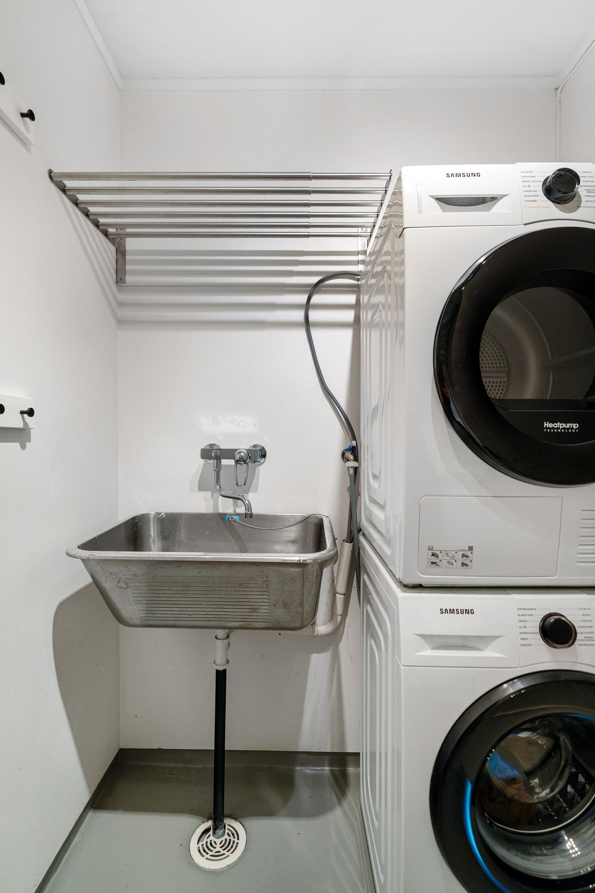 Praktisk vaskerom ved inngangsparti. Opplegg for vaskemaskin og tørketrommel. Galleribilde