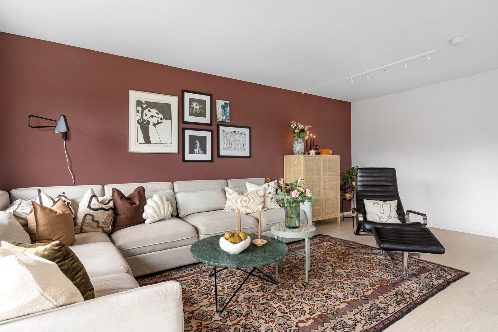 Romslig stue med god plass til ønsket møblement. Galleribilde