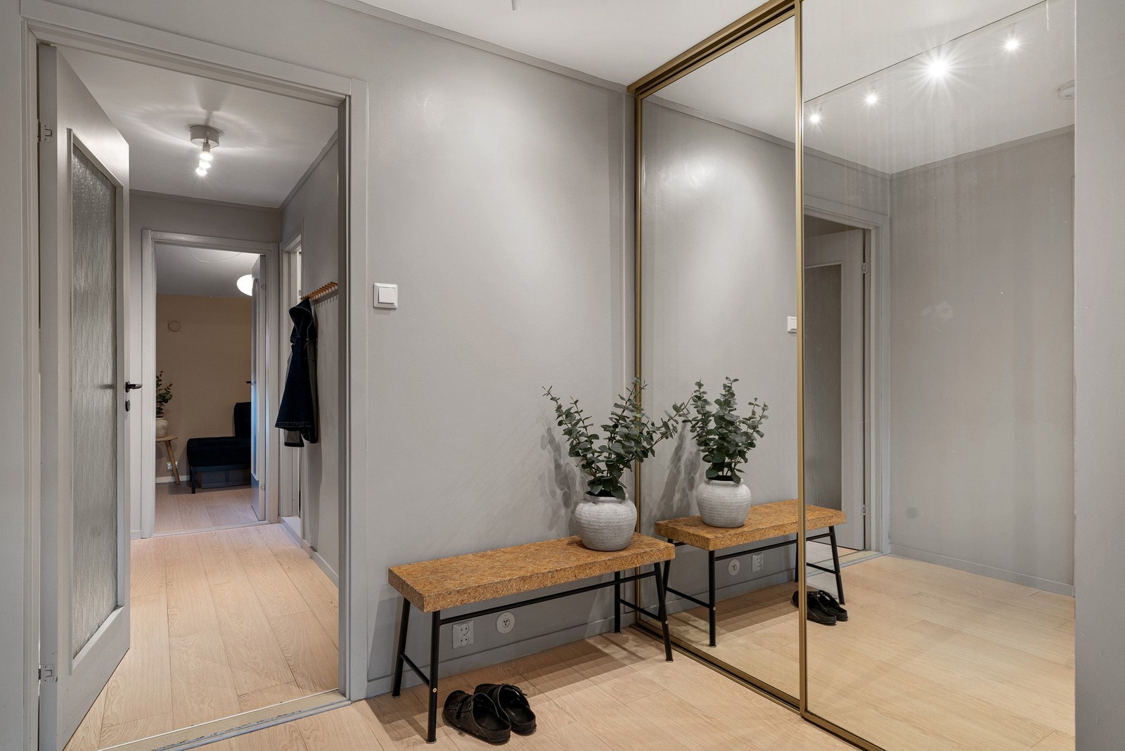 Praktisk løsning med skyvedørsgarderobe for effektiv utnyttelse av areal. Galleribilde