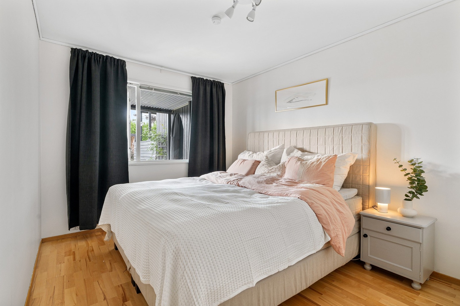 Romslig soverom på 11 kvm. Galleribilde