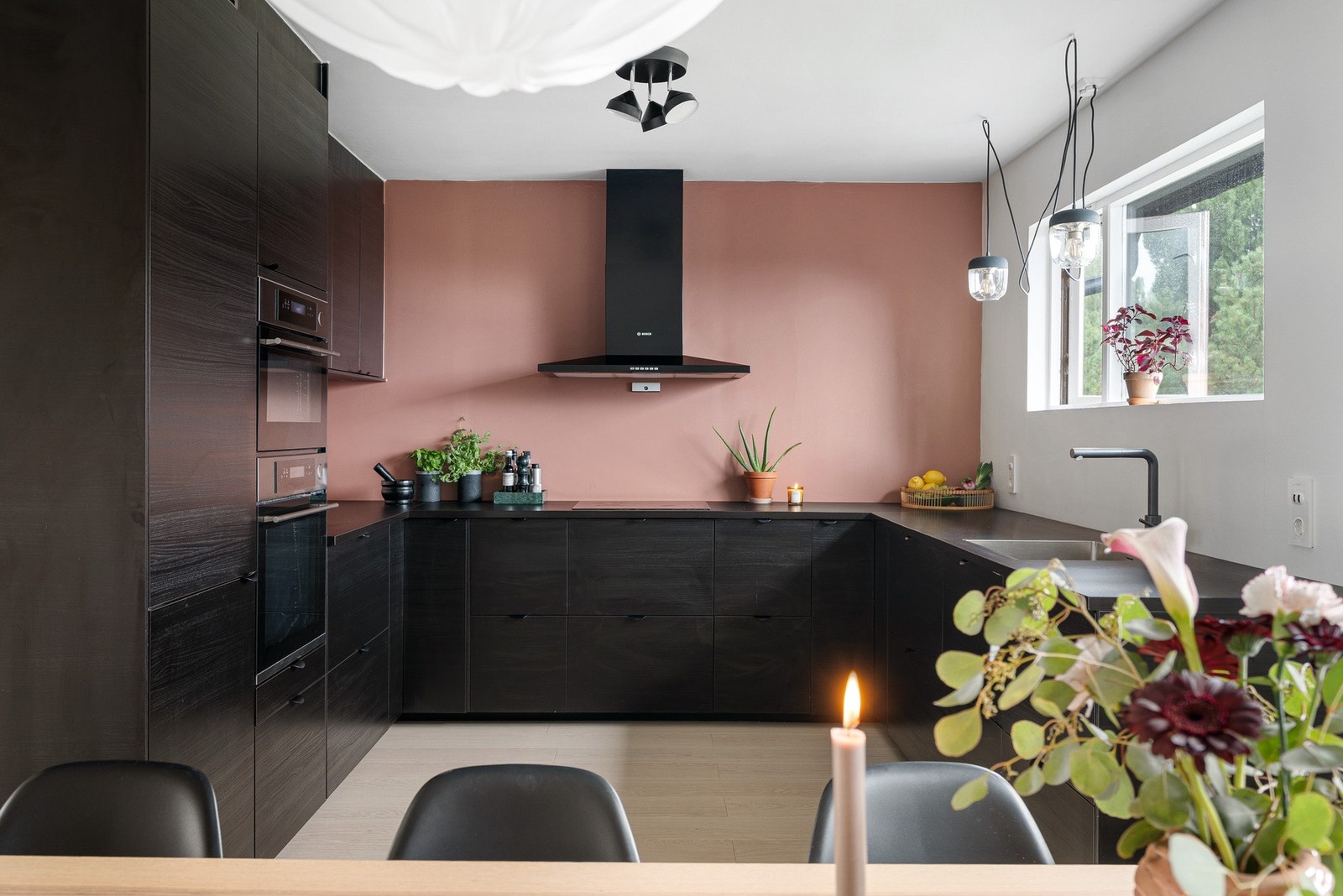 Godt med skap og benkeplass. Galleribilde