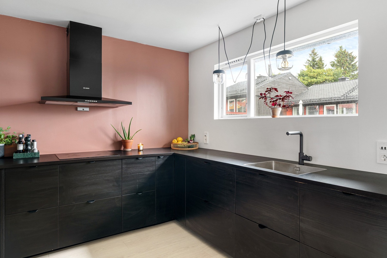 Hvitevarer av god kvalitet er integrert i innredningen. Galleribilde