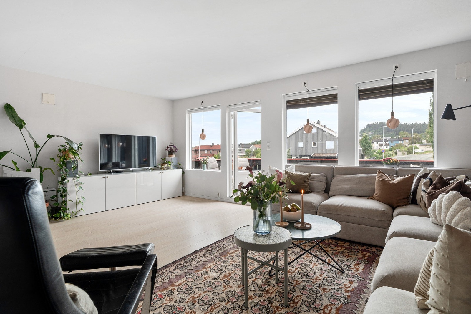 Store vindusflater sørger for godt innslipp av lys som gir en fin romfølelse. Galleribilde