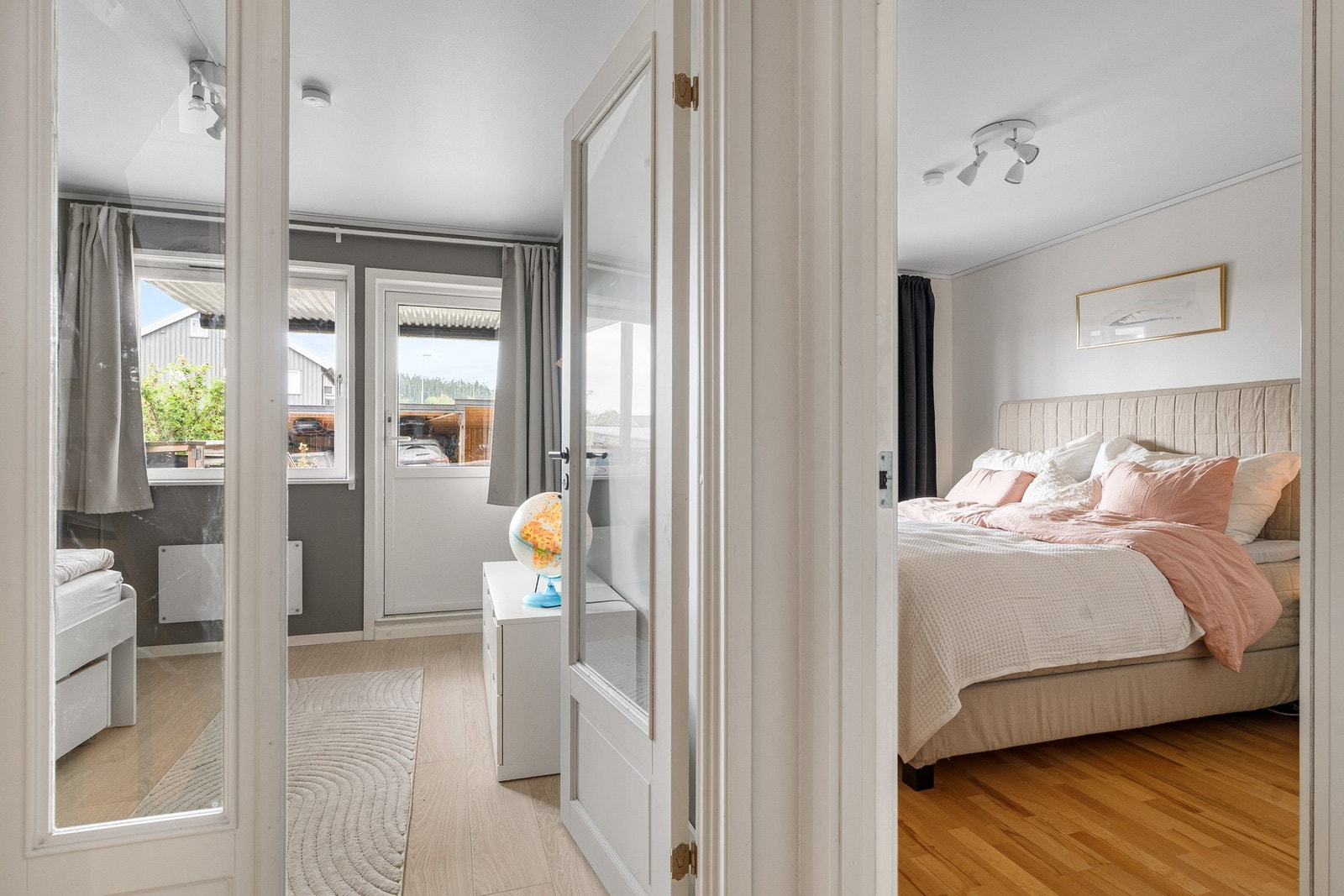 To soverom vegg i vegg. Galleribilde