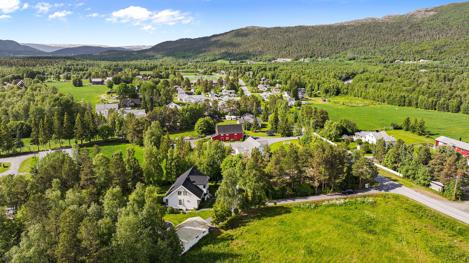 For fritidsaktiviteter finnes blant annet Tverrelvdalen kunstgressbane og stadion i nærområdet. Galleribilde