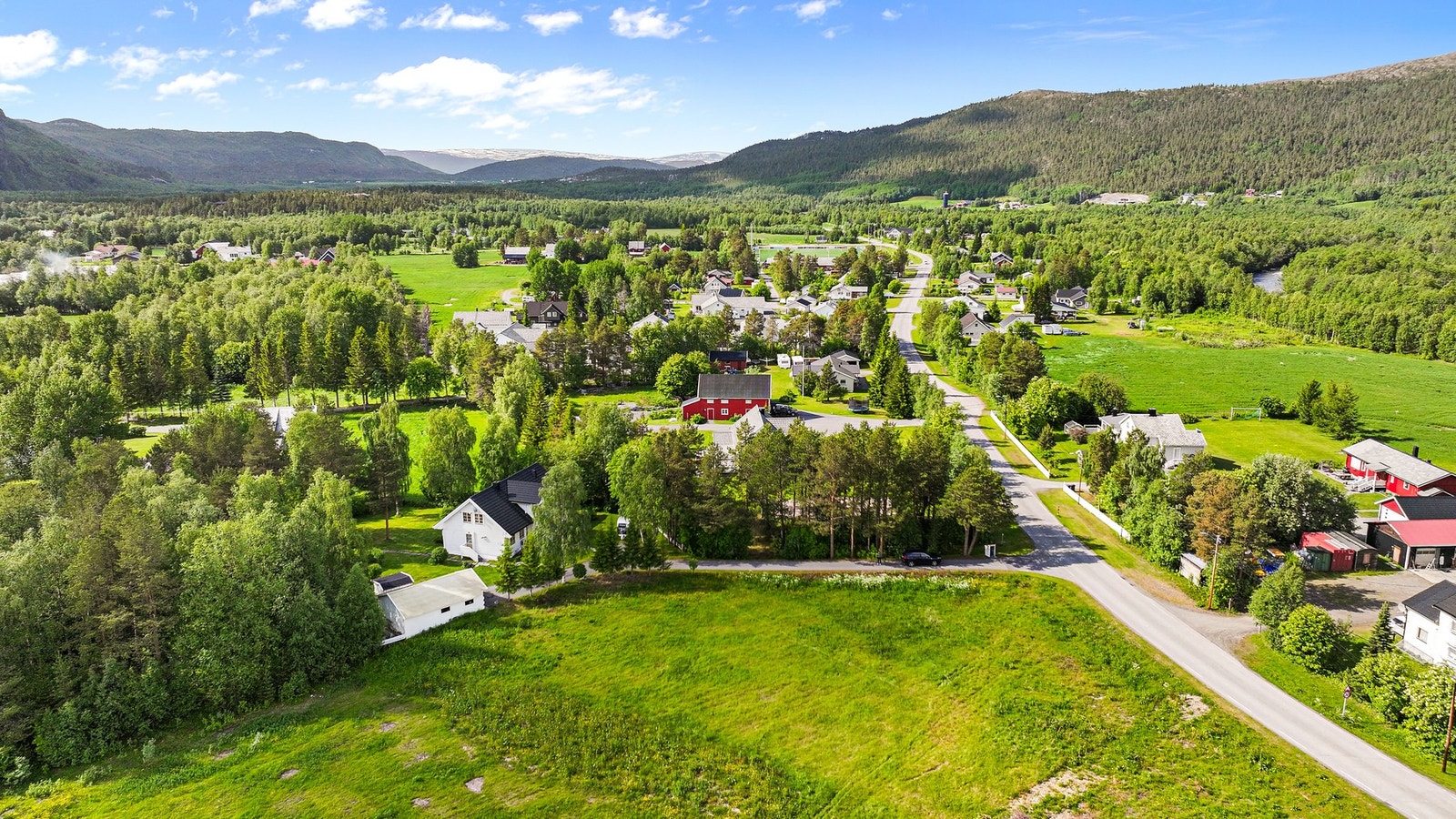 Tverrelvdalen barnehage ligger ca. 500 meter unna, mens Tverrelvdalen skole (1.-10. klasse) er ca. 3,2 km fra eiendommen. Galleribilde