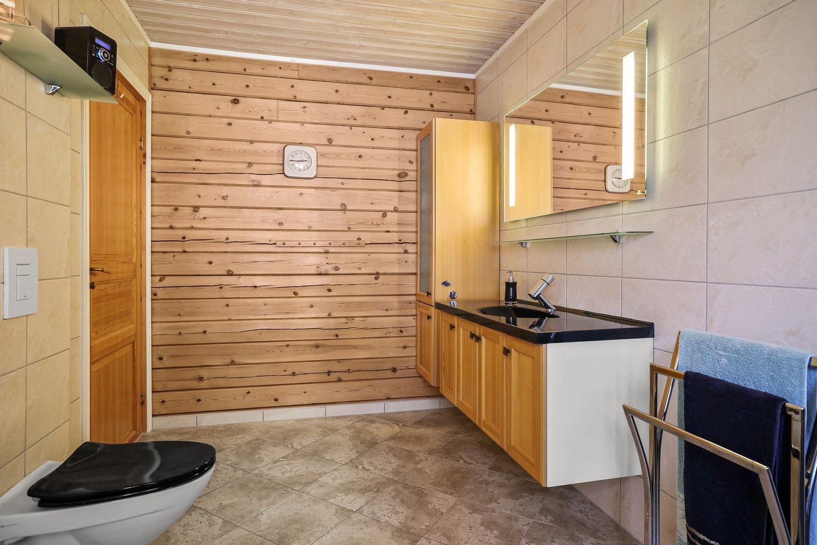 Badet har dusj, vegghengt toalett, bidè og innredning med speil Galleribilde