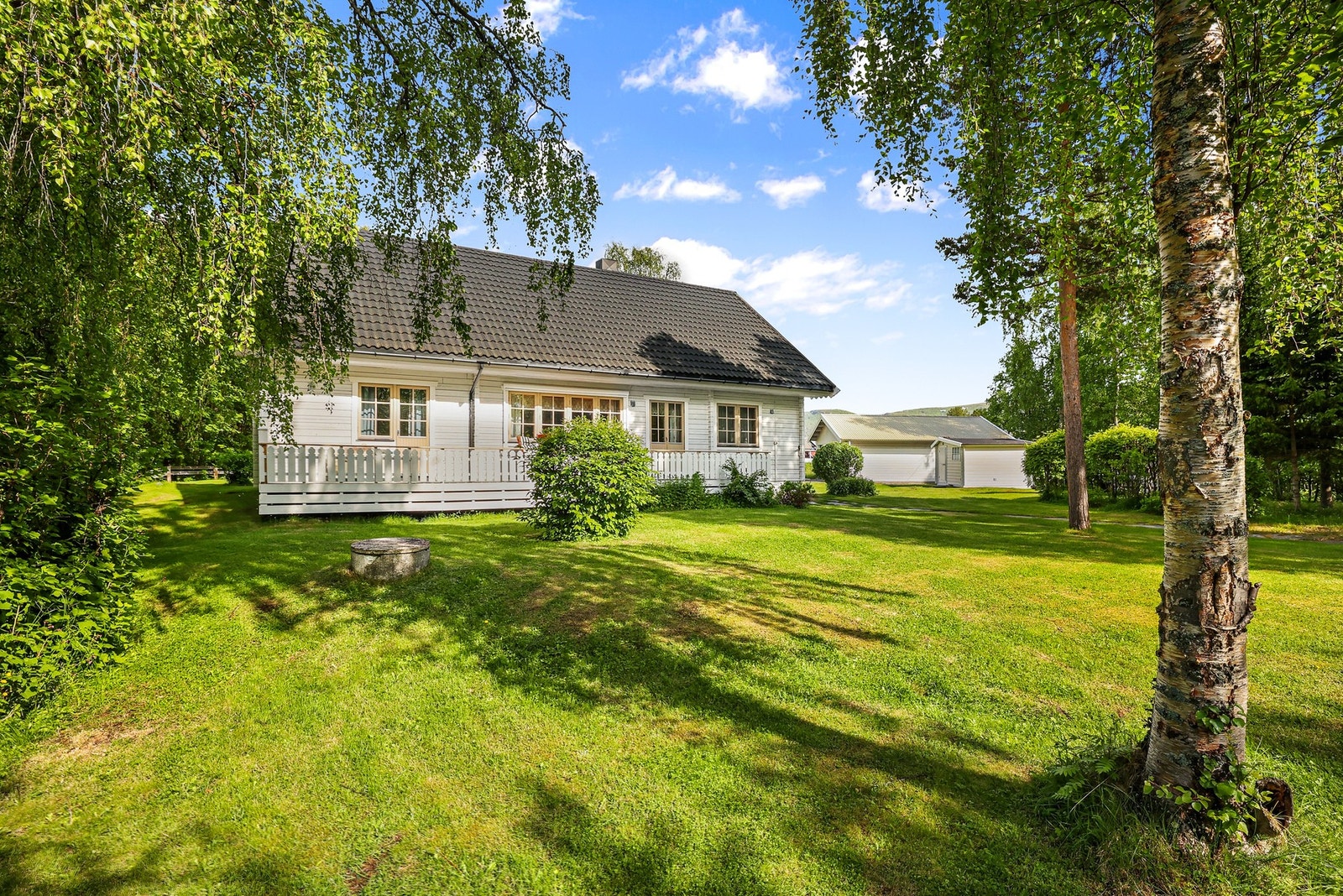 Stor og flott hage. Galleribilde