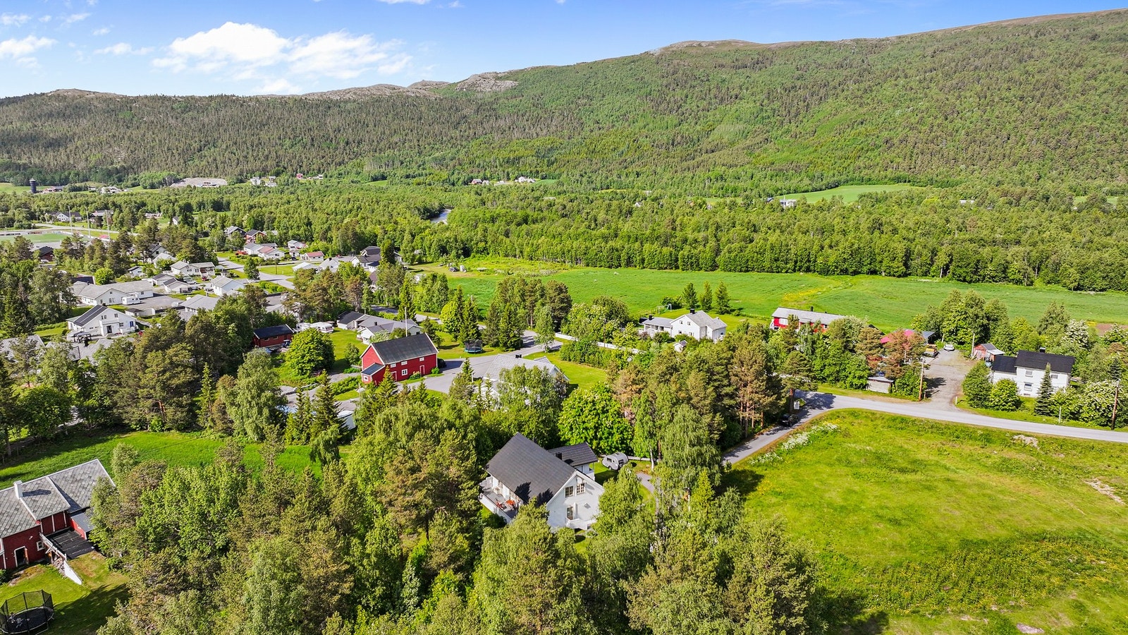 Eiendommen har enkel adkomst via offentlig vei, og dagligvarebutikk er tilgjengelig innen kort kjøretur. Velkommen på visning! Galleribilde