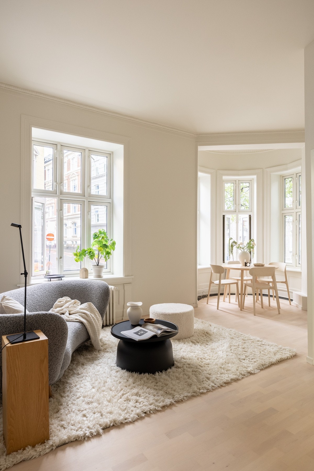 Hjørneleilighet med stor karnapp som skaper et unikt særpreg. Galleribilde