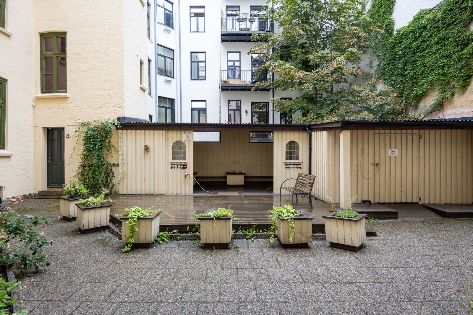 Hyggelig opparbeidet felles bakgård med sykkelparkering. Galleribilde
