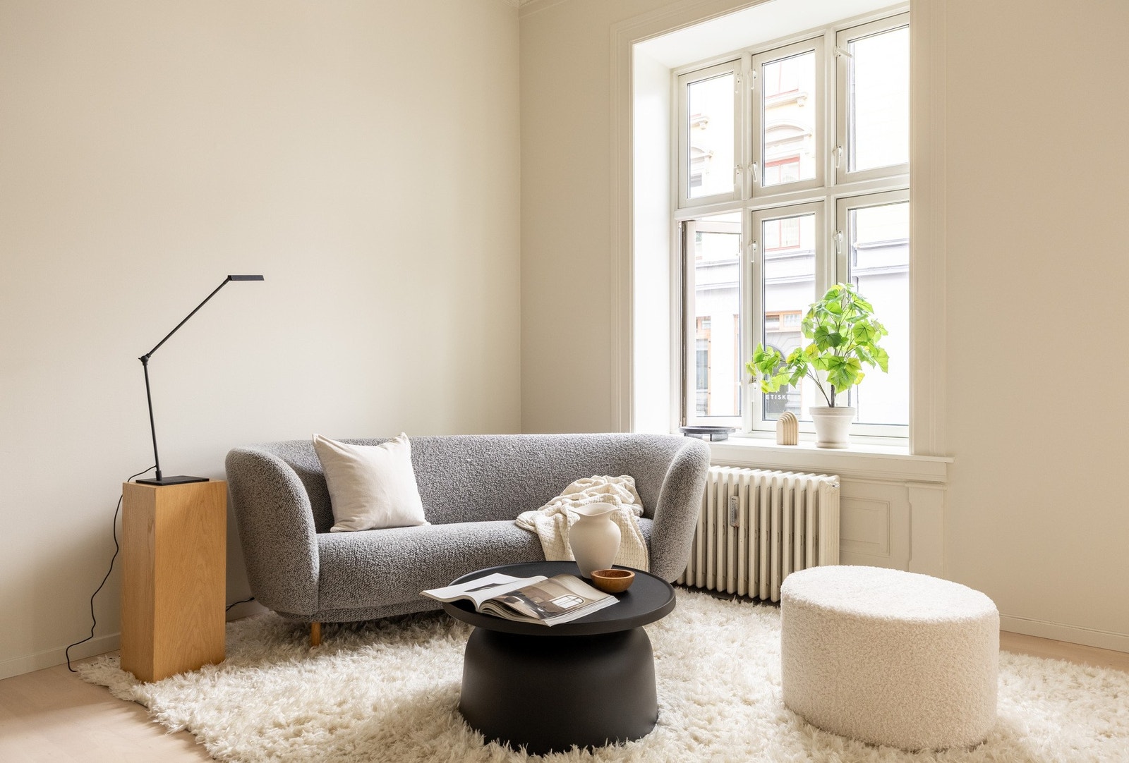 Store, klassiske vindusflater som slipper inn mye naturlig lys. Galleribilde