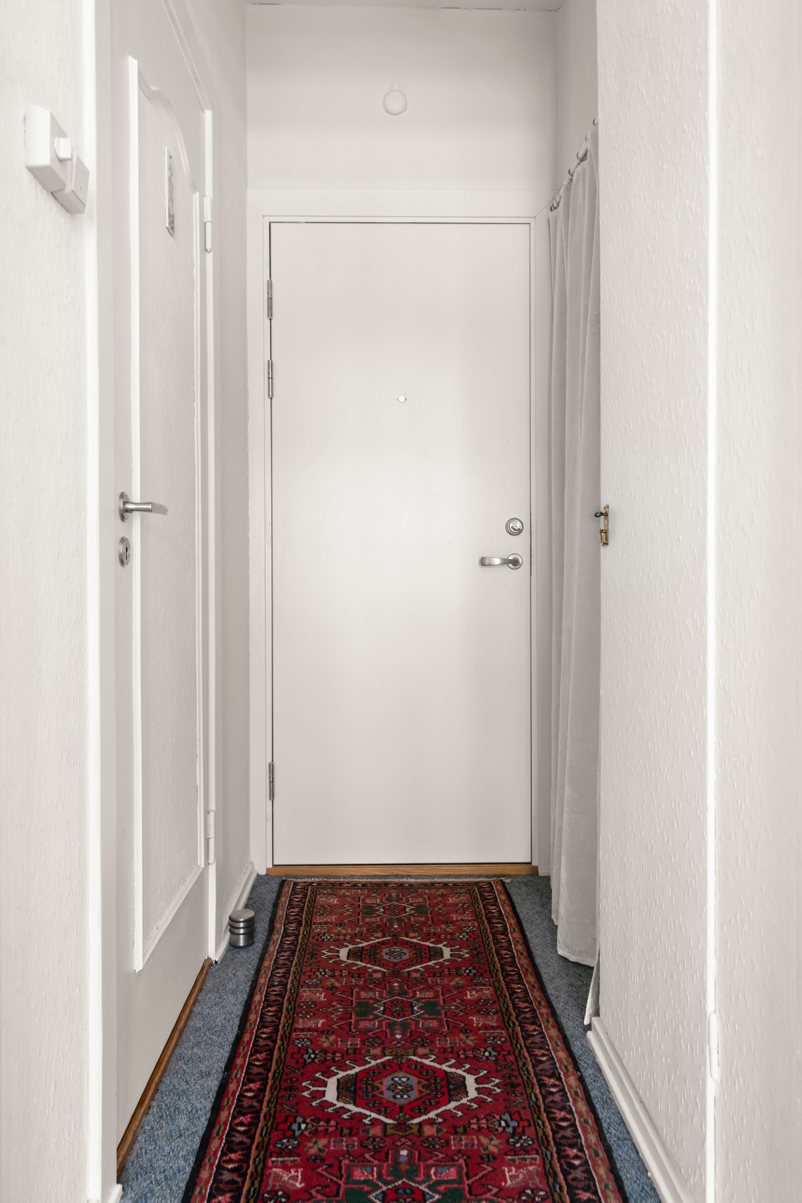 Leiligheten har en lys entré med gode oppbevaringsmuligheter i innvendig bod. Galleribilde