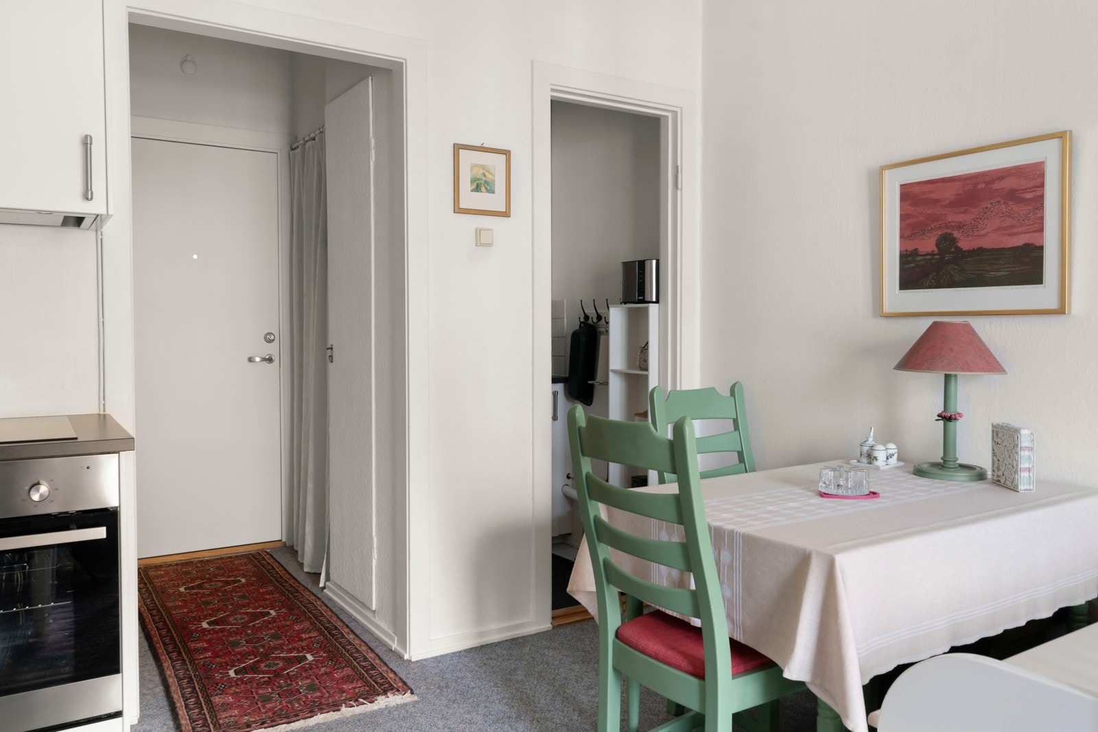 Innredningen byr på glatte, folierte fronter og benkeplate i laminat. Galleribilde
