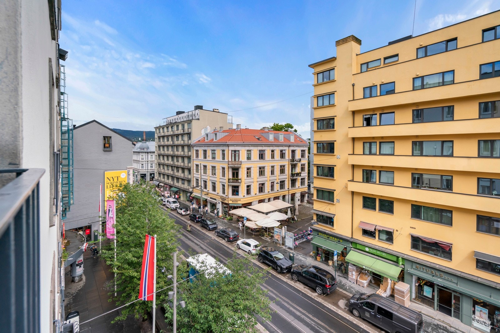 Leiligheten har en svært populær plassering midt i populære Bogstadveien, omgitt av et rikt utvalg av butikker, kaféer, restauranter og servicetilbud. Galleribilde