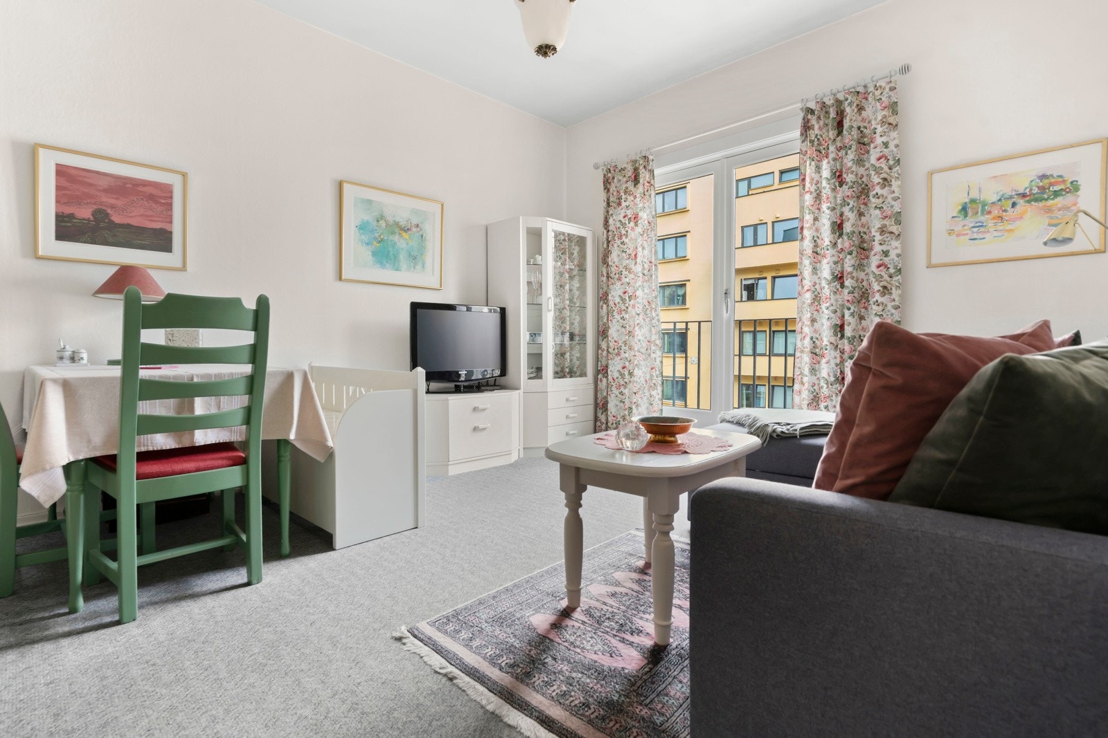 Tor Martin Tinderholt v/Privatmegleren Aksept har gleden av å ønske velkommen til Bogstadveien 34! Galleribilde