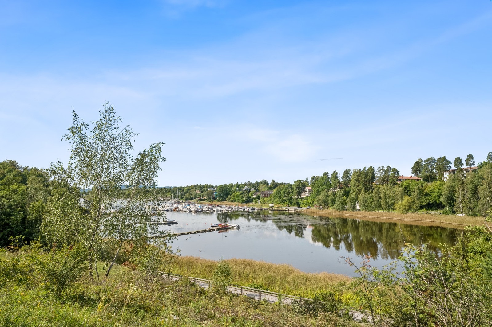 Tilgang til brygge som benyttes og vedlikeholdes av beboere i borettslaget. Her er det mulighet for kajakk og båtplass Galleribilde