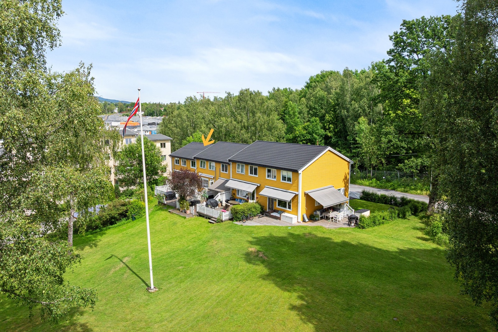 Eiendommen er inngjerdet mot veien og har frodige omgivelser Galleribilde