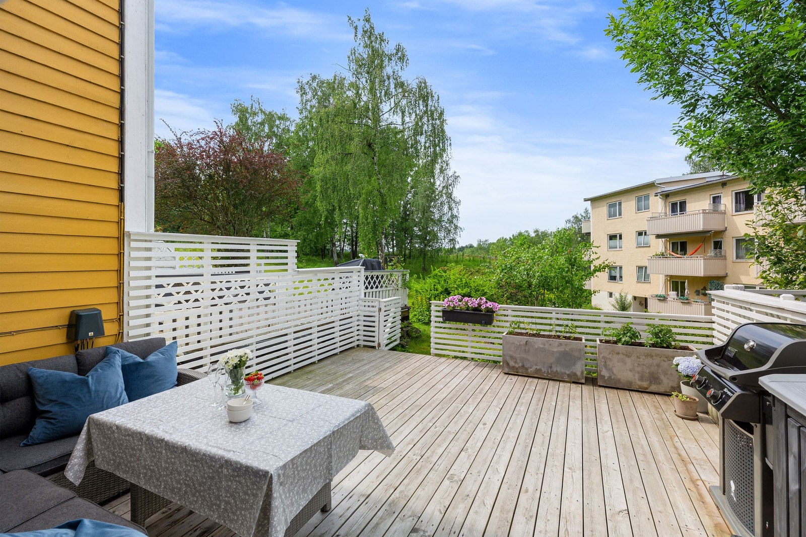 Skjermet og flott uteplass utenfor kjøkkenet, med 2 stk. Mill terrassevarmere med Bluetooth kontroll Galleribilde