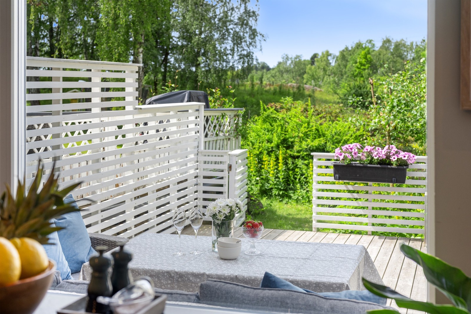 Utsikt fra kjøkken over terrasse og fellesarealer Galleribilde