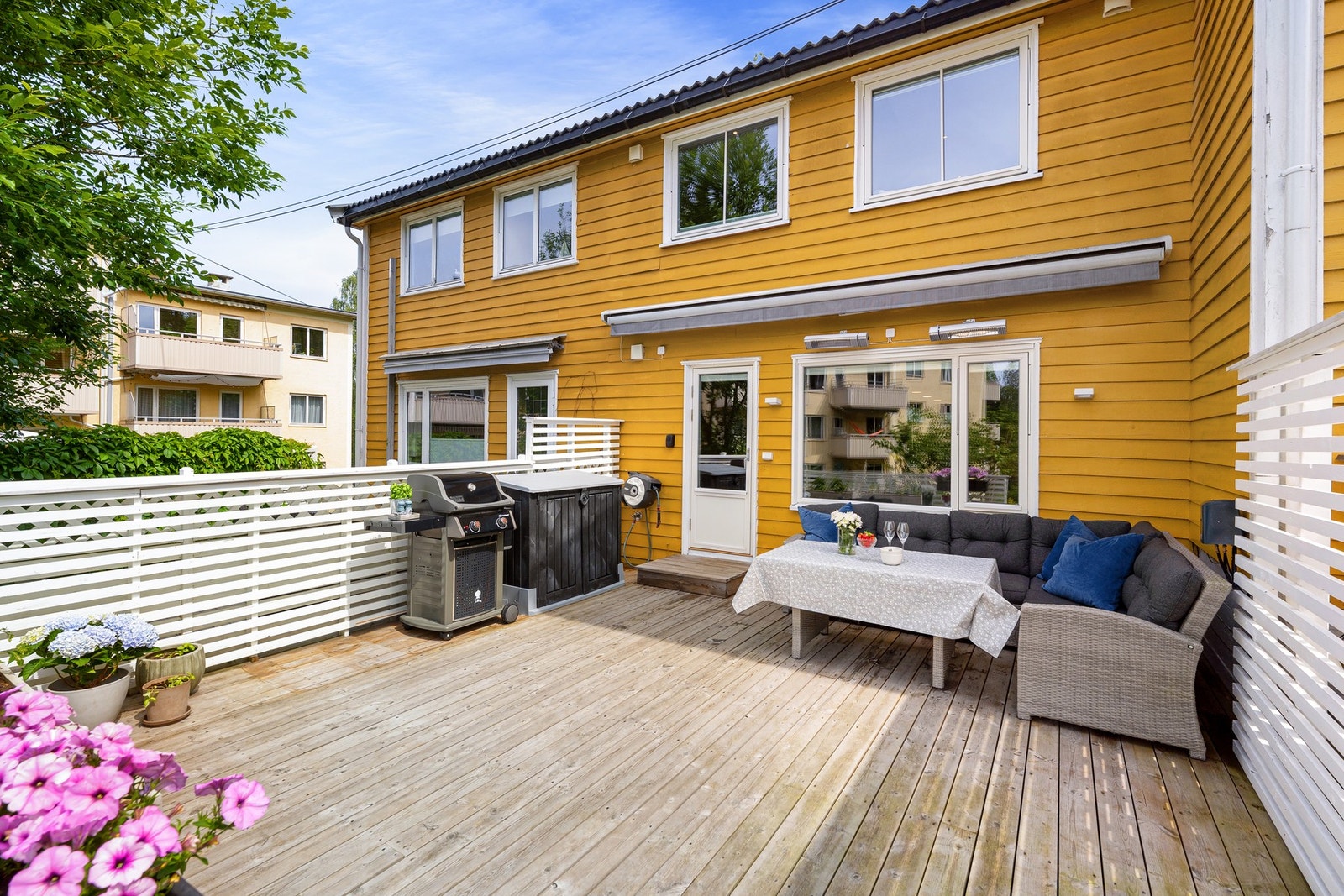 Det er montert en elektrisk markise som dekker ca. 25 km av terrassen Galleribilde