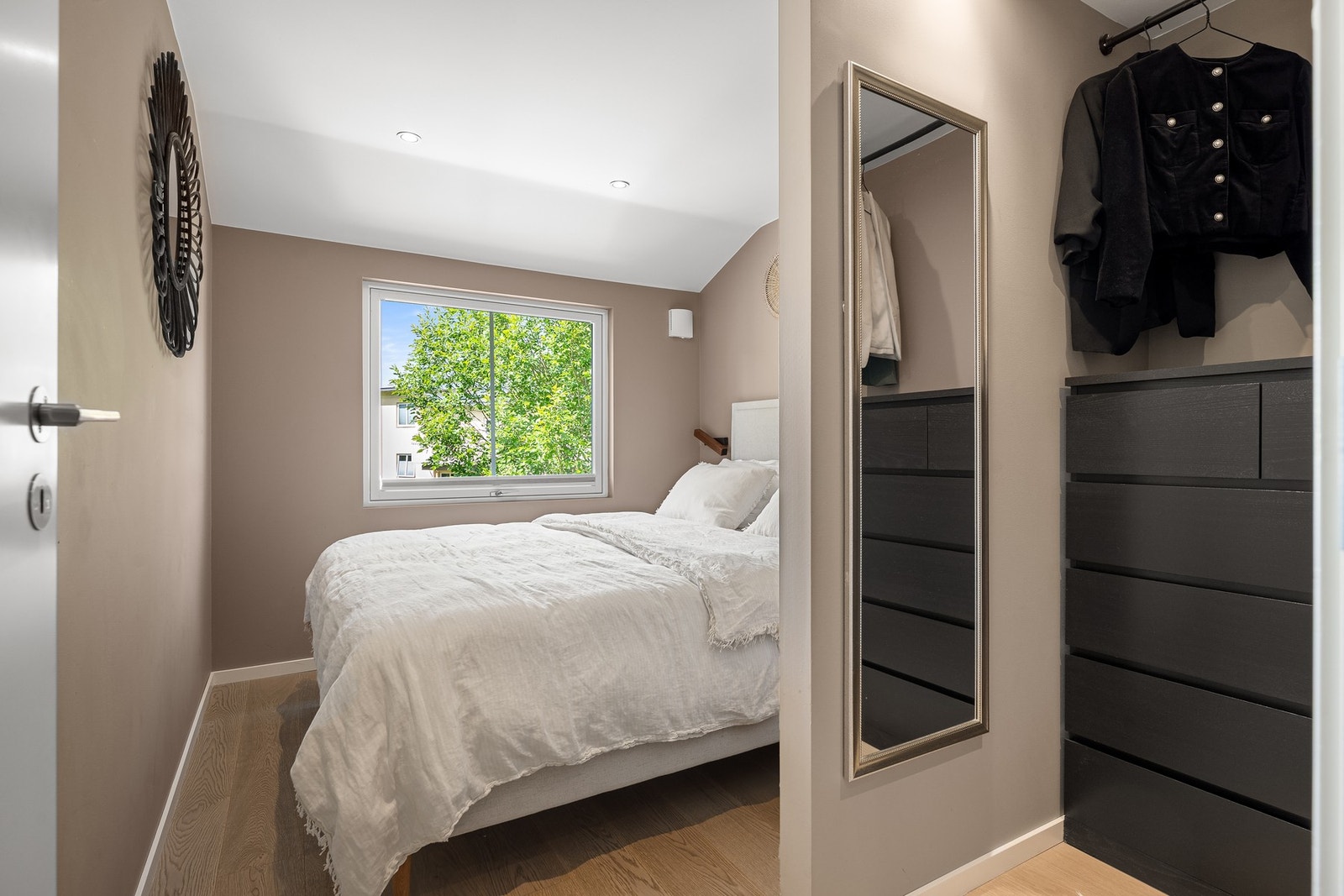 Hovedsoverom med walk-in-closet. Galleribilde