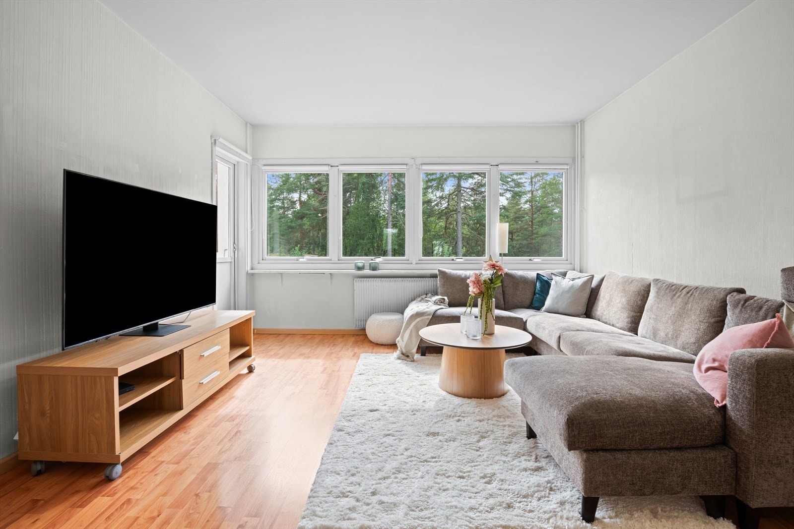 Stuen har god plass til sofa og annet møblement. Galleribilde