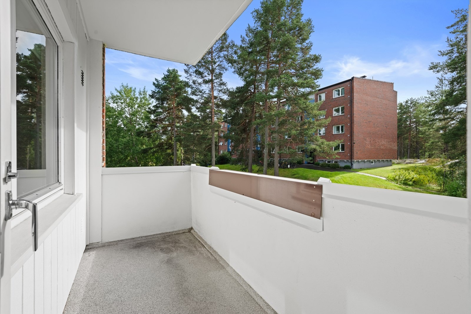 Balkongen har plass til bord og stoler. Galleribilde
