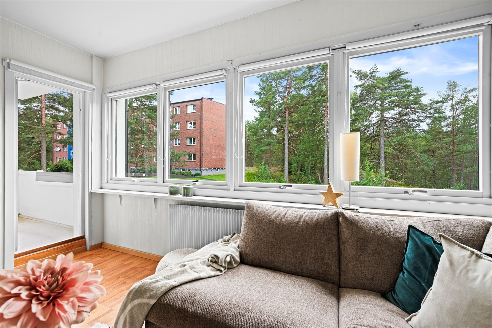 .Fra stuen er det utgang til en hyggelig balkong. Galleribilde