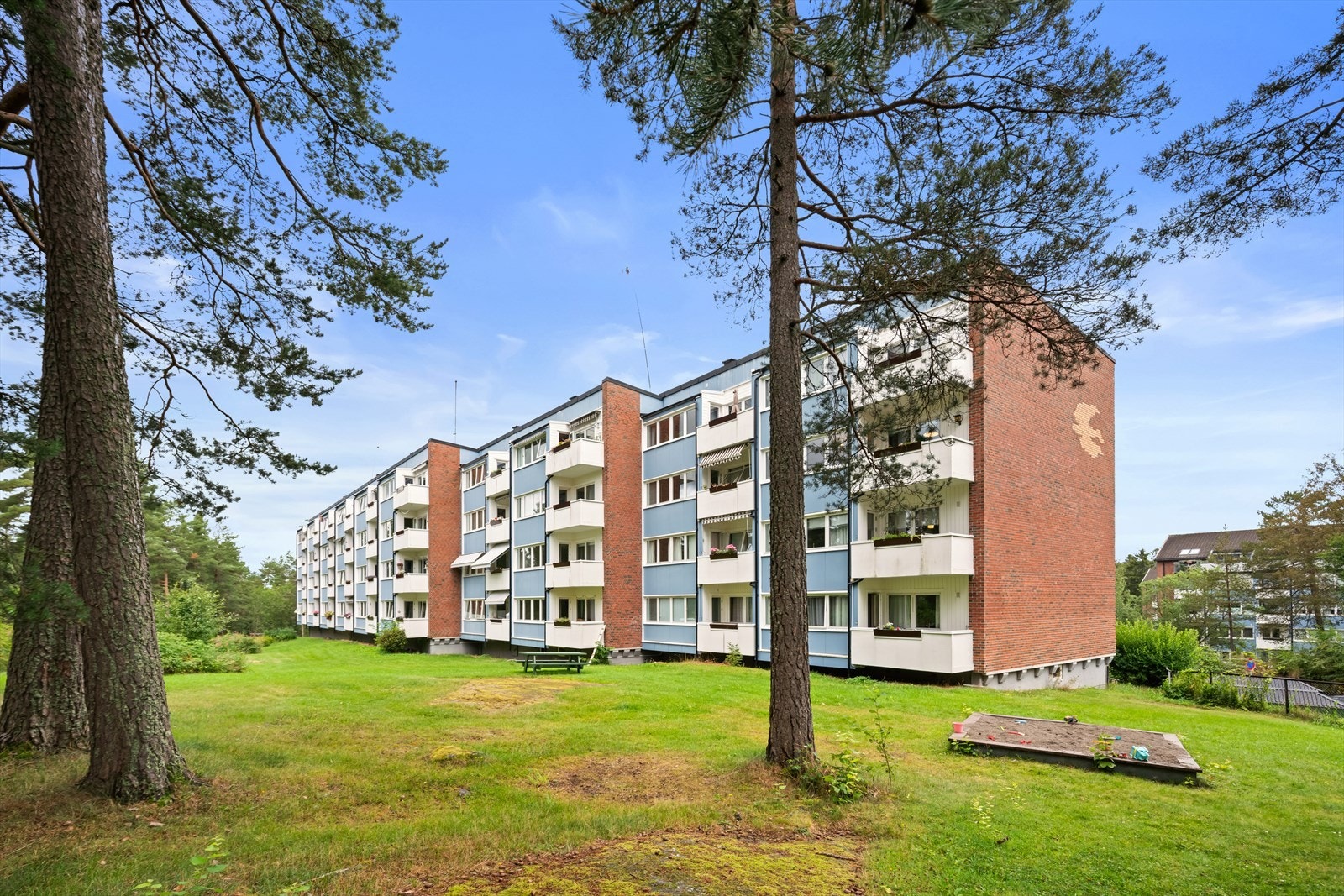 Bolerskogen 13 har en attraktiv beliggenhet i et veletablert og barnevennlig boligområde på Bøler i bydel Østensjø. Galleribilde