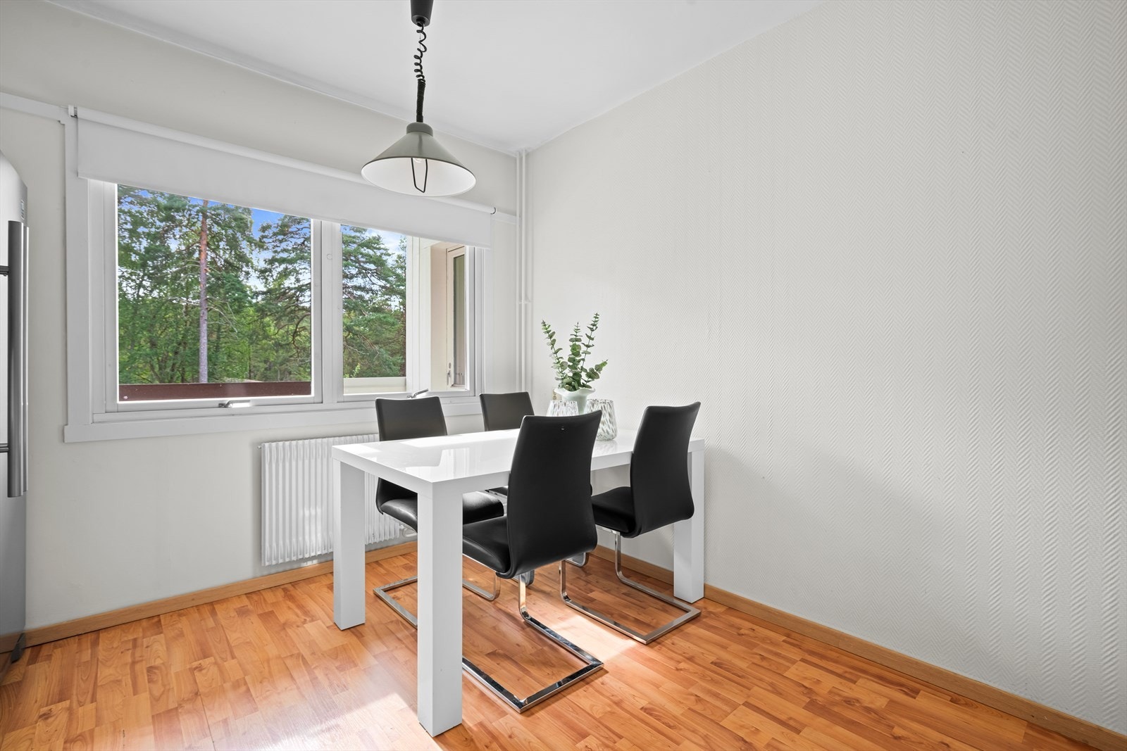 Kjøkkenet har spiseplass ved vinduet med hyggelig utsyn. Galleribilde