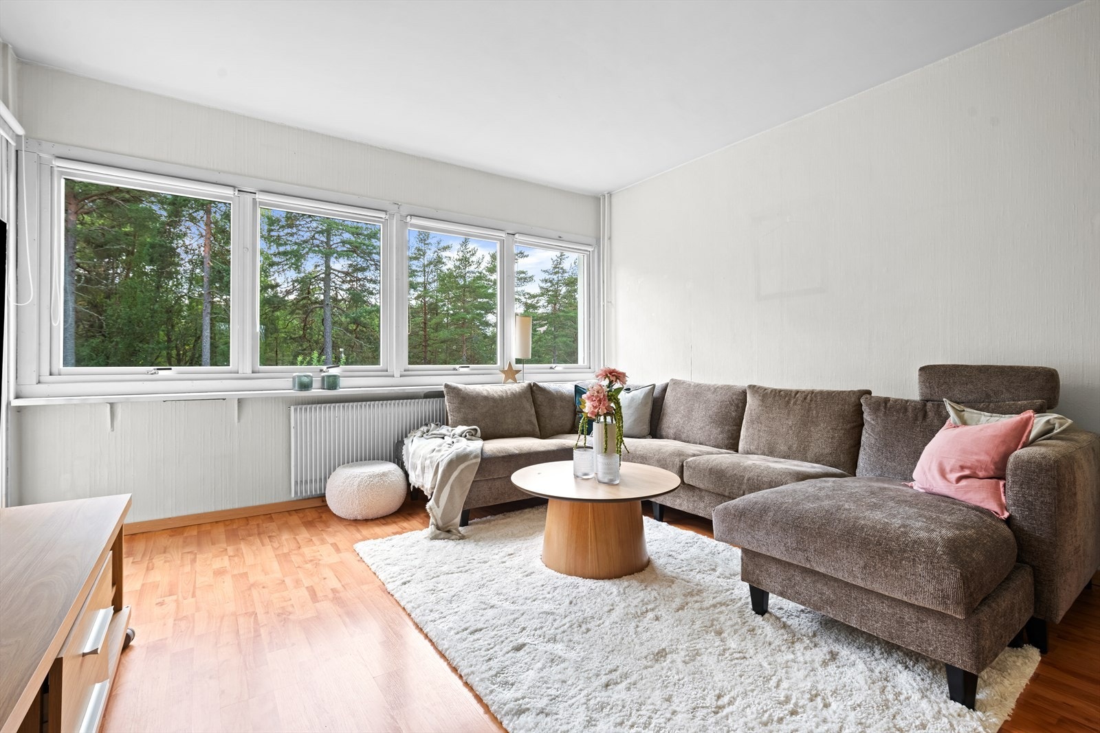 Stuen har store vindusflater som gir rommet godt med naturlig lys. Galleribilde