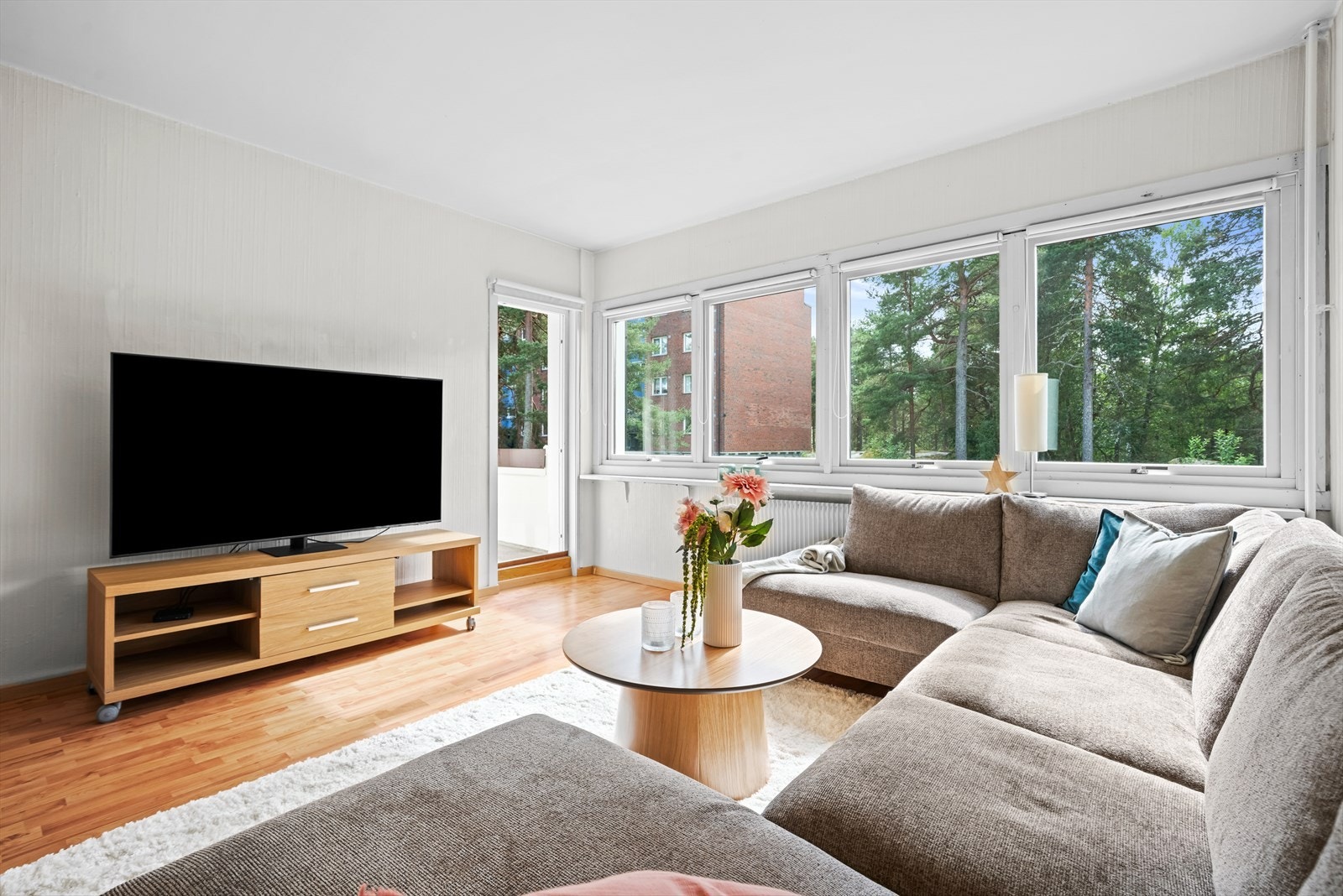 Sosialt midtpunkt - rommet fungerer som en naturlig samlingsplass for familie og venner. Galleribilde